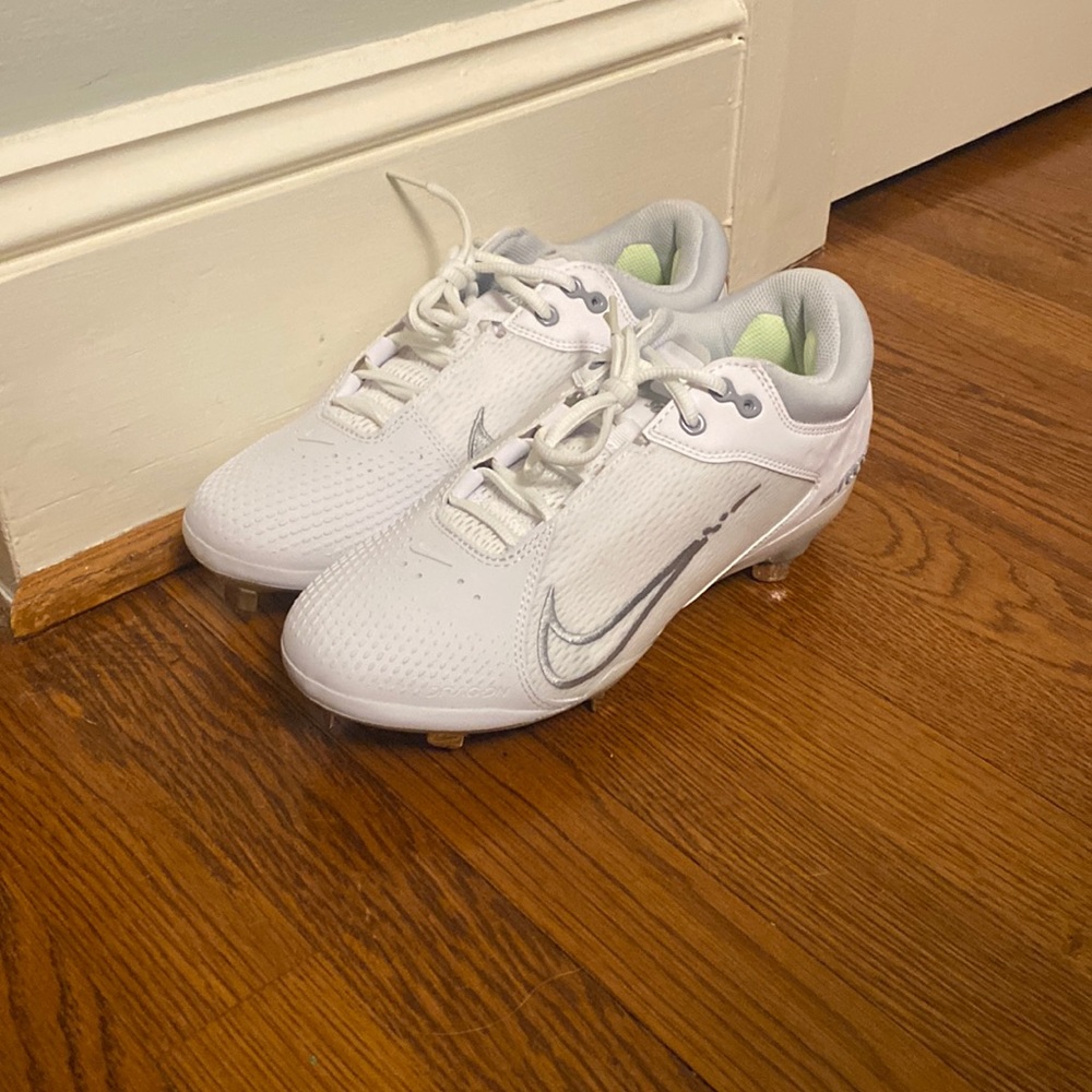 9.5 Nike women’s lacrosse shoes